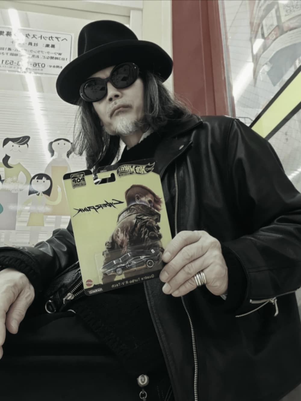 ブラック系のライダースジャケット、ブラック系のデニムパンツ、ブラック系のドレスシューズを着用したメンズの冬コーディネートの5枚目の写真