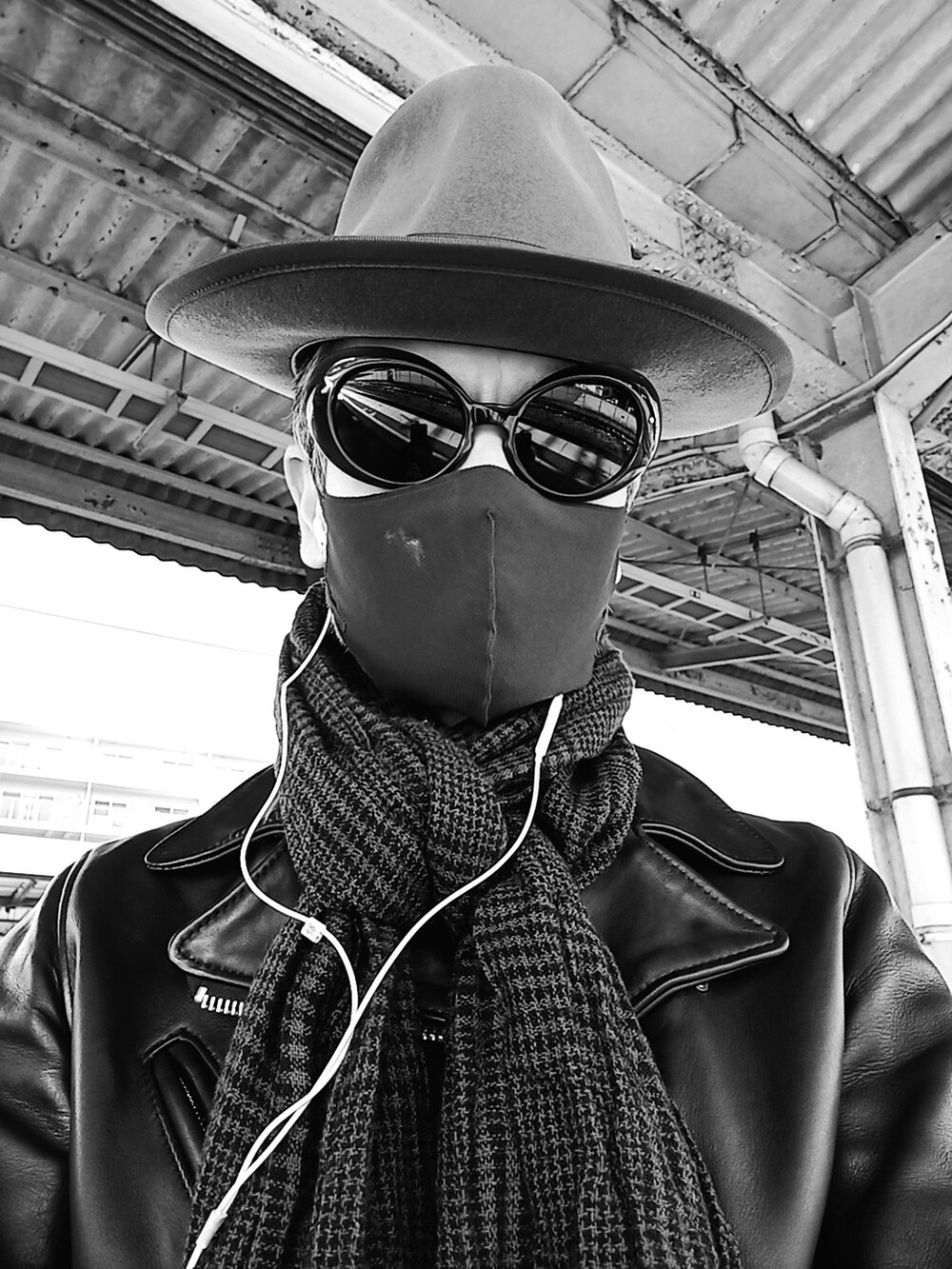 ブラック系のライダースジャケット、グレー系のスラックス、グレー系のブーツを着用したメンズの冬コーディネートの4枚目の写真