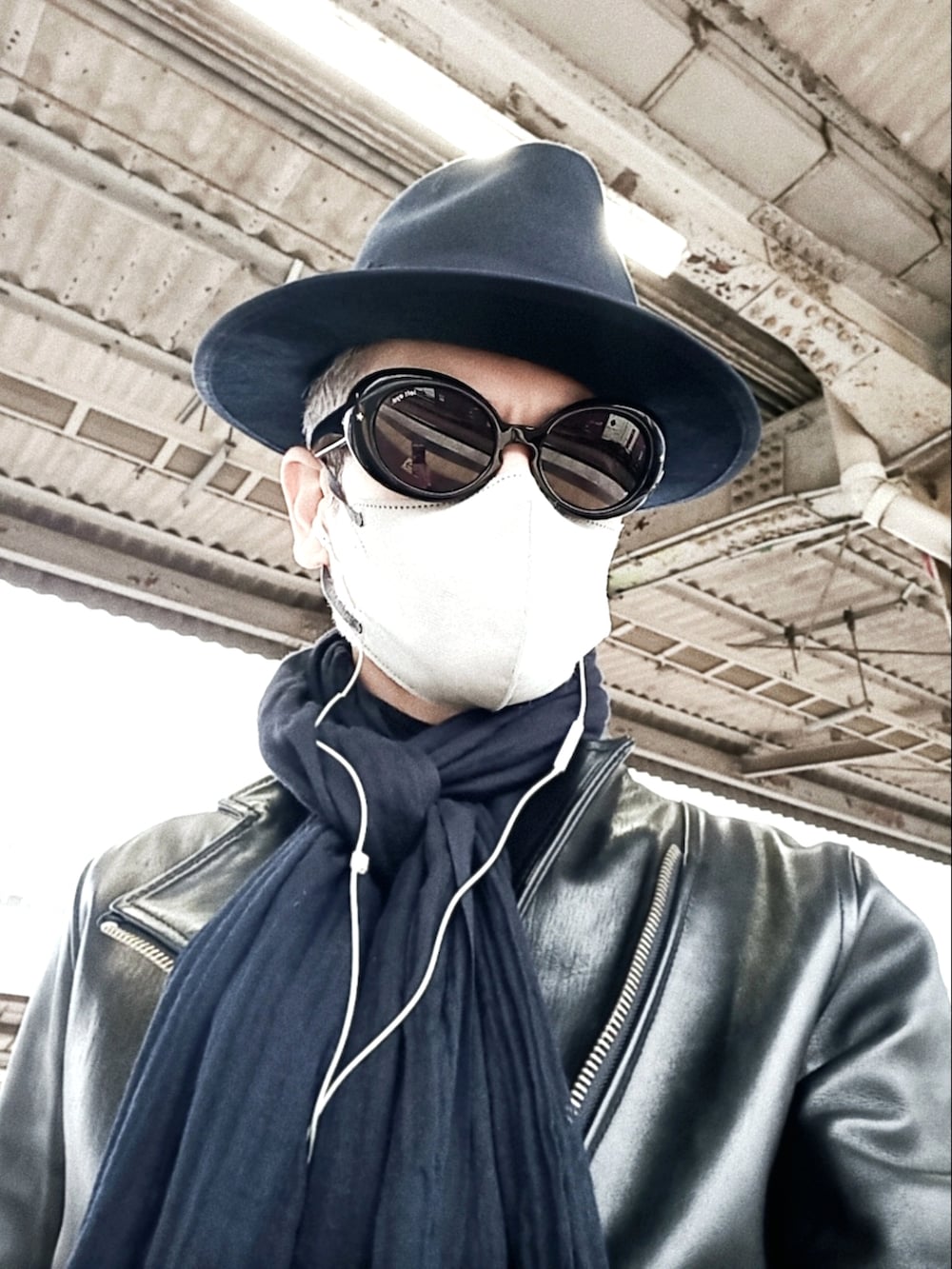 ブルー系のスラックス、ブラック系のライダースジャケット、ブラック系のブーツを着用したメンズの冬コーディネートの4枚目の写真