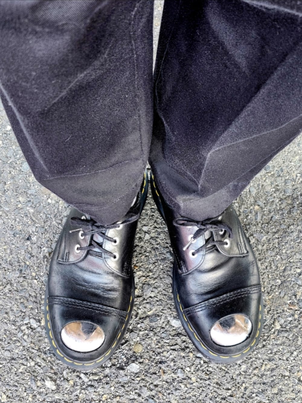 ブラック系のシャツ/ブラウス、ブラック系のスラックス、ブラック系のドレスシューズを着用したメンズの夏コーディネートの3枚目の写真