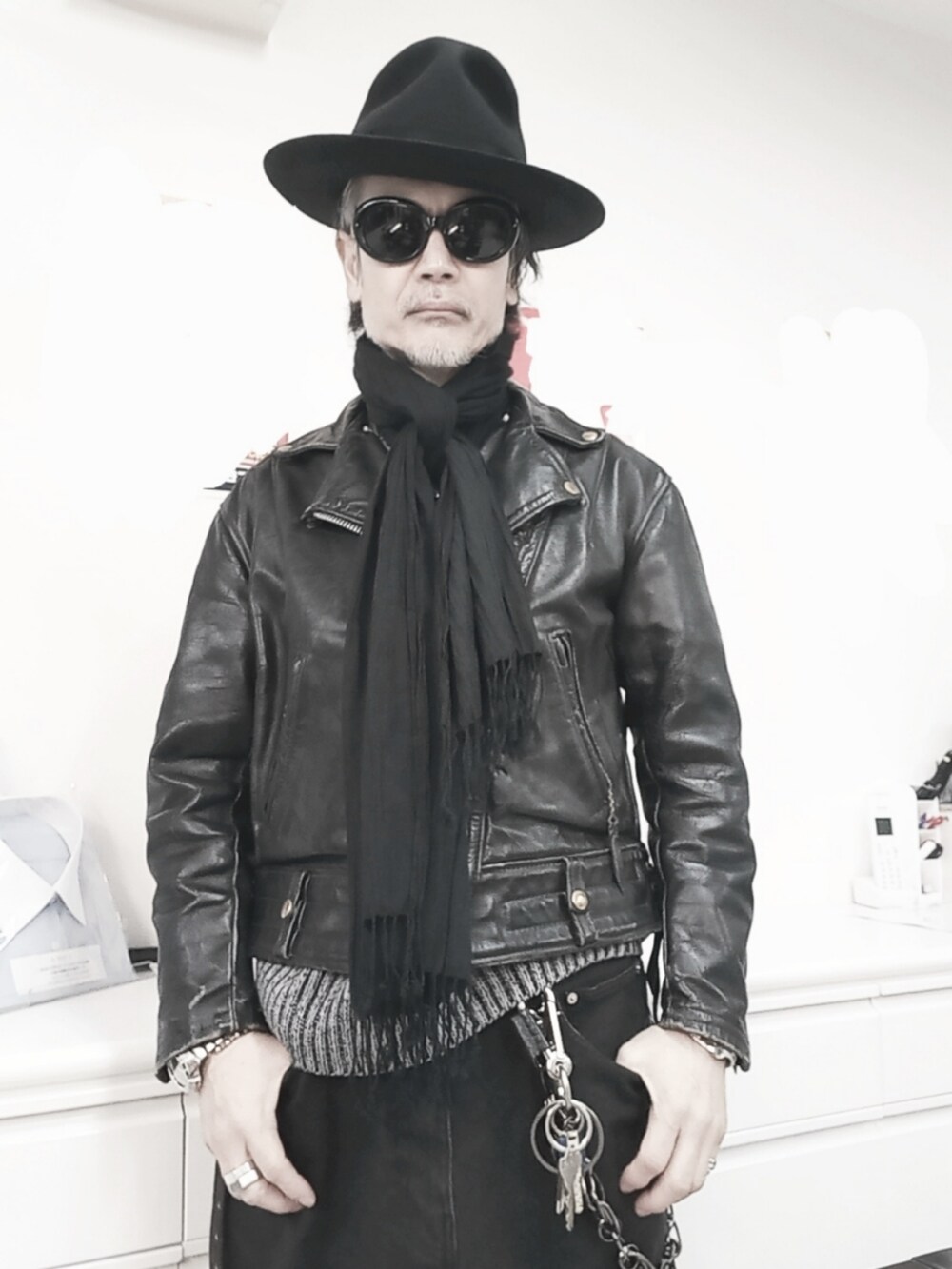 ブラック系のライダースジャケット、ブラック系のデニムパンツ、ブラック系のドレスシューズを着用したメンズの冬コーディネートの2枚目の写真