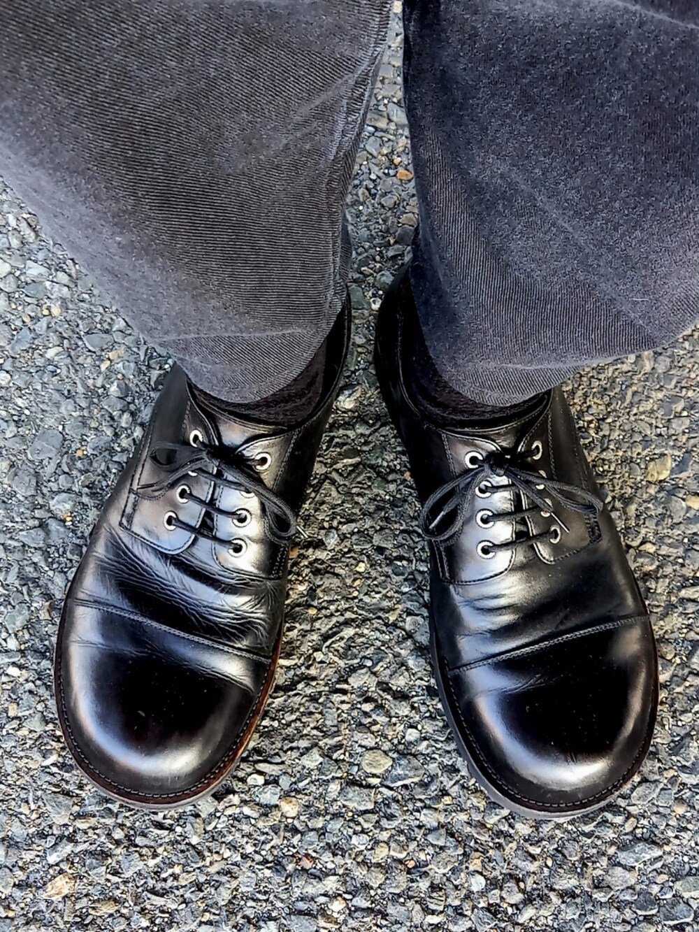 ブラック系のライダースジャケット、ブラック系のデニムパンツ、ブラック系のドレスシューズを着用したメンズの冬コーディネートの5枚目の写真