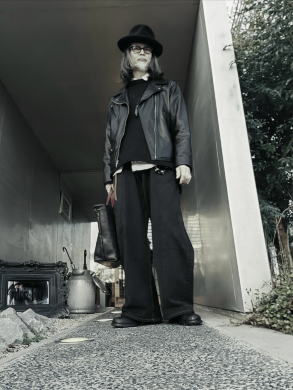 ブラック系のライダースジャケット、ブラック系のデニムパンツ、ブラック系のドレスシューズを着用したメンズの冬コーディネートの3枚目の写真