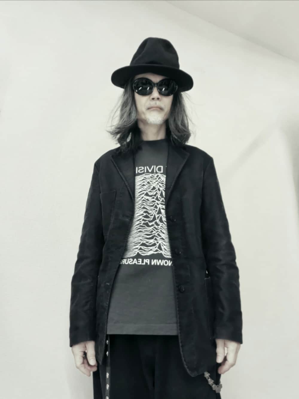 ブラック系のテーラードジャケット、ブラック系のデニムパンツ、ブラック系のドレスシューズを着用したメンズの春コーディネートの4枚目の写真