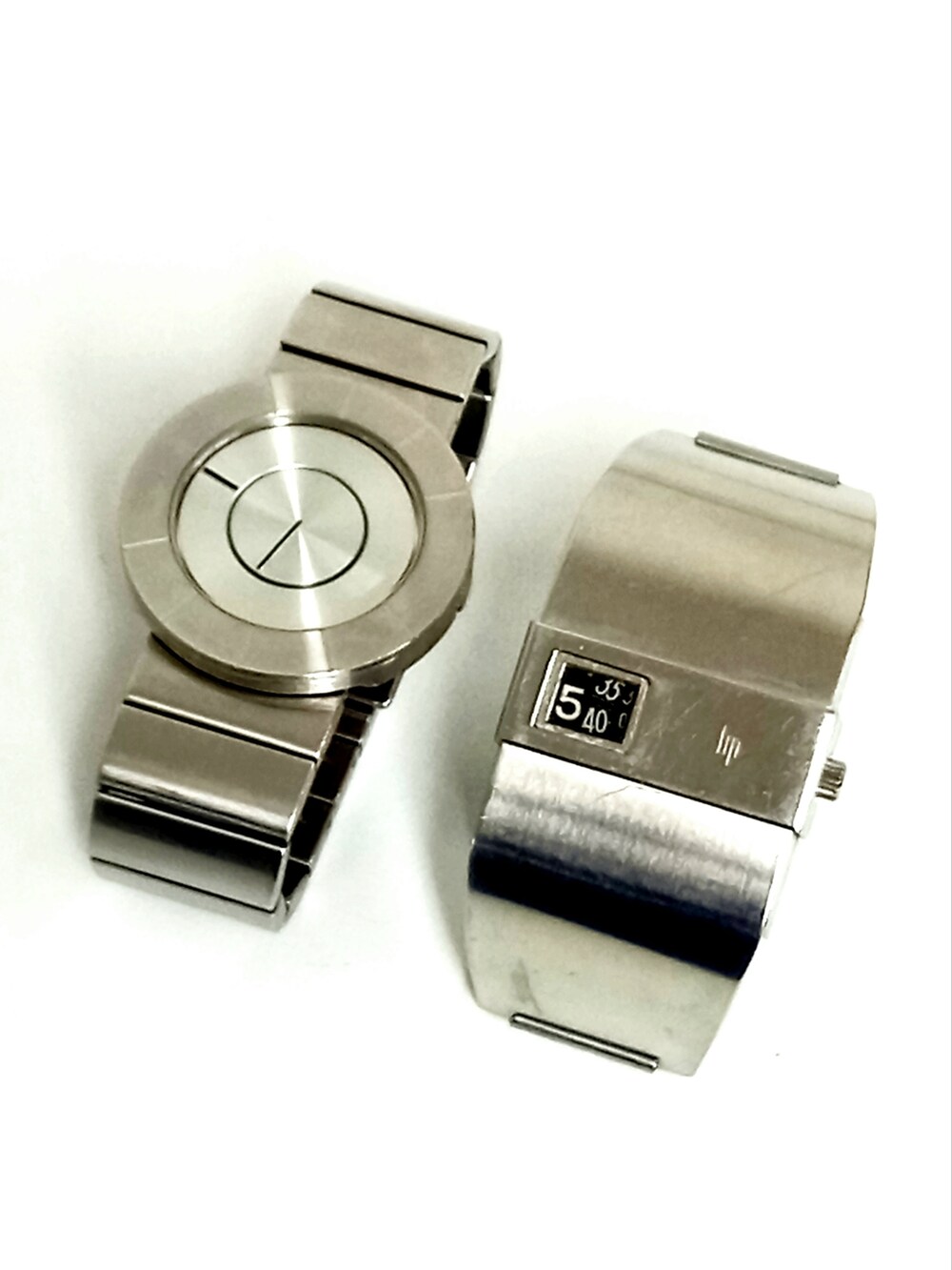 ブルー系のボディバッグ/ウエストポーチ、ブルー系のデニムパンツ、ホワイト系のスニーカーを着用したメンズの秋コーディネートの5枚目の写真