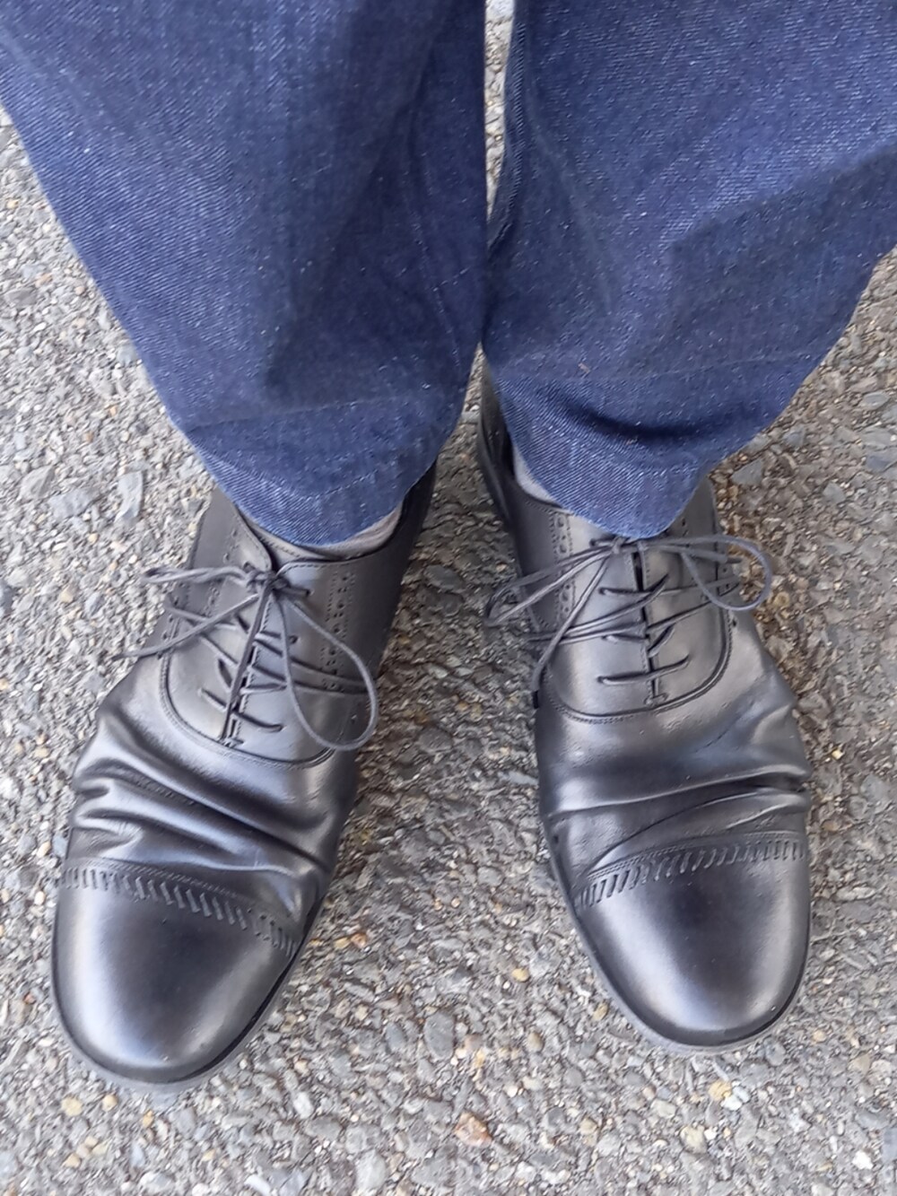 ブルー系のデニムパンツ、ブラック系のドレスシューズ、ブルー系のテーラードジャケットを着用したメンズの春コーディネートの5枚目の写真