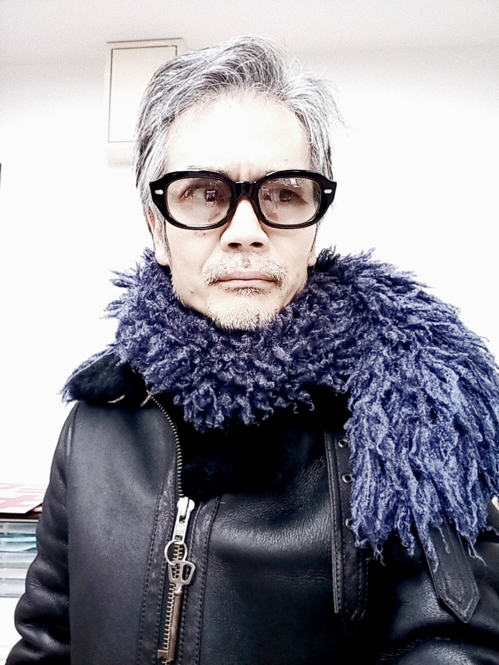 ブラック系のムートンコート、ブラック系のカーゴパンツ、ブラック系のブーツを着用したメンズの冬コーディネートの3枚目の写真