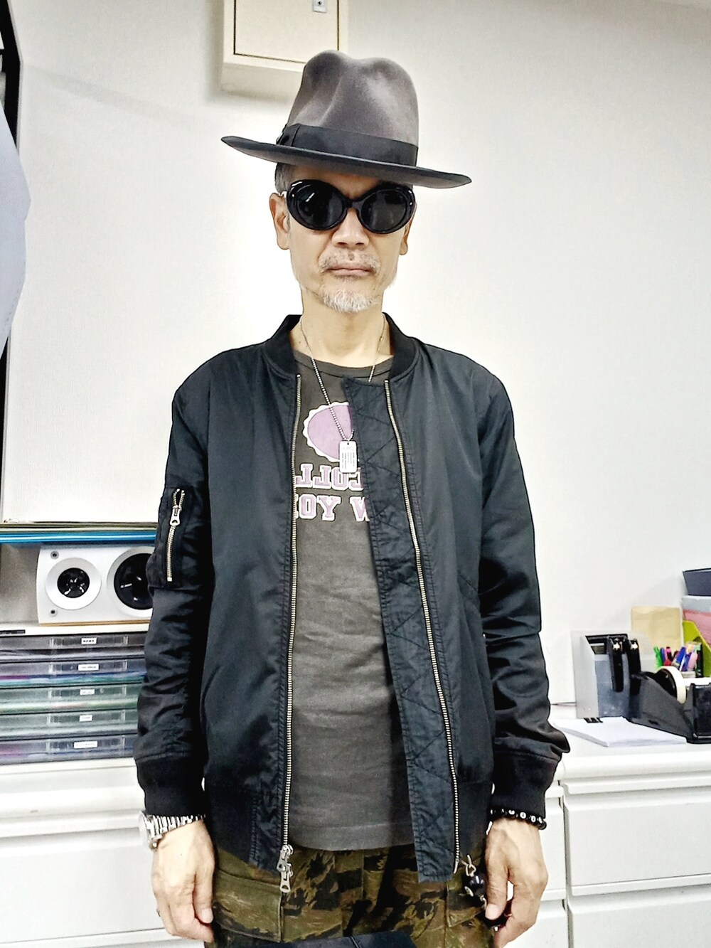 その他のカーゴパンツ、ブラック系のブーツ、ブラック系のMA-1を着用したメンズの秋コーディネートの4枚目の写真