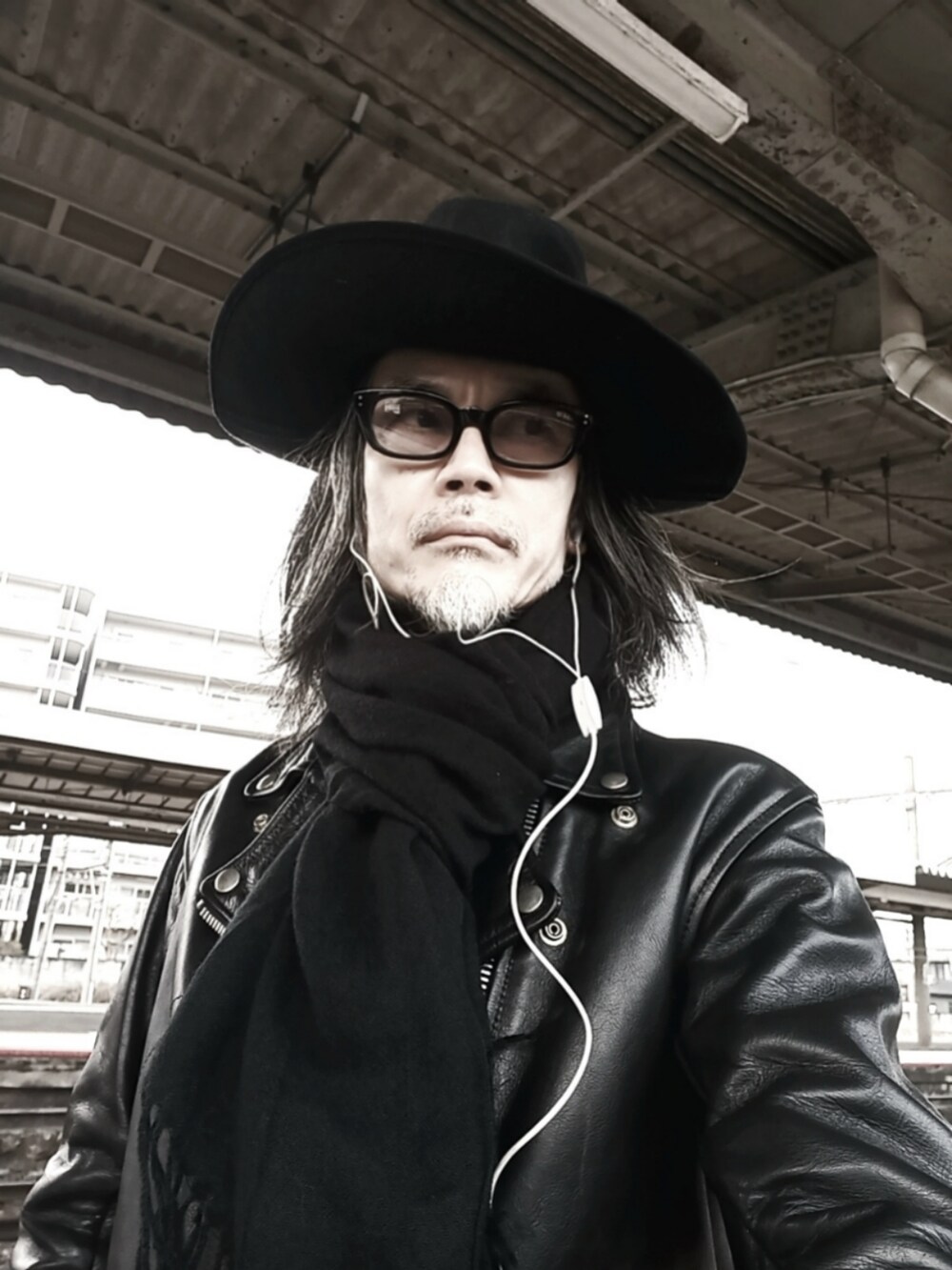 「ライダース、バルーンパンツ、ドクターマーチン、ハット、サングラス、古着、今日のコーデ」｜「GUの珍しくサラ着で購入。ビューティフルコラボ　3990円（デニムパンツ、ブラック系）」を使った、2440046さん（骨格ナチュラル・メンズ・172cm）の冬コーディネートの4枚目の写真
