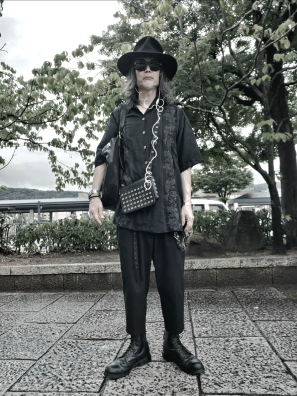 ブラック系のブーツ、ブラック系のチノパンツ、ブラック系のシャツ/ブラウスを着用したメンズの夏コーディネートの3枚目の写真