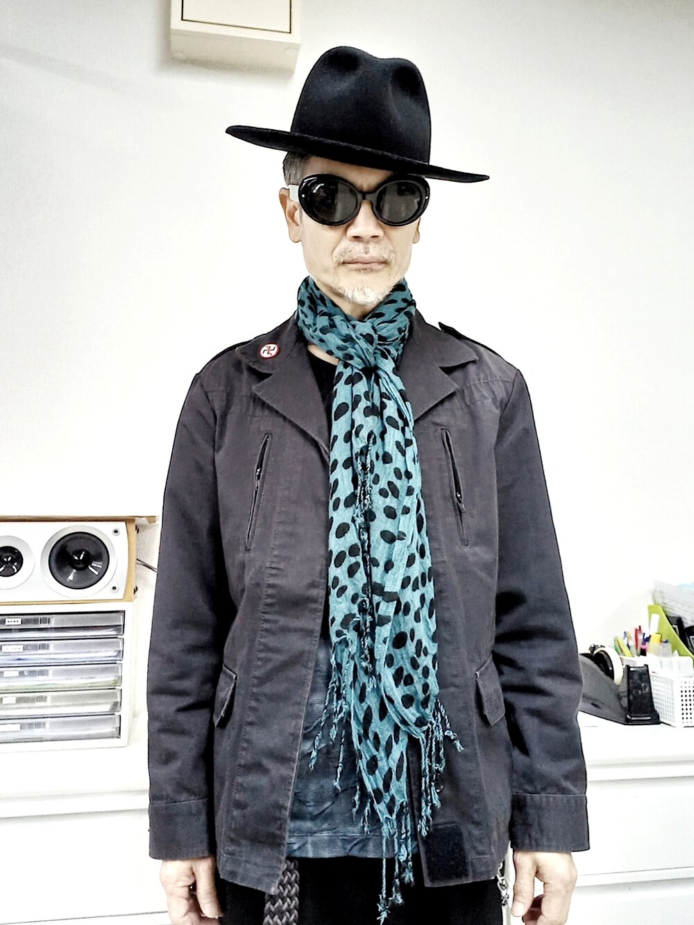 ブラック系のブーツ、ブラック系のチノパンツ、ブラック系のミリタリージャケットを着用したメンズの春コーディネートの4枚目の写真