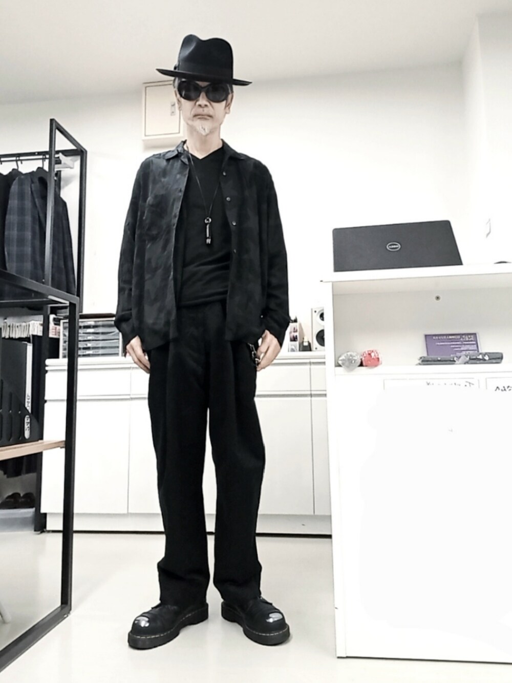 ブラック系のシャツ/ブラウス、ブラック系のチノパンツ、ブラック系のドレスシューズを着用したメンズの春コーディネートの4枚目の写真