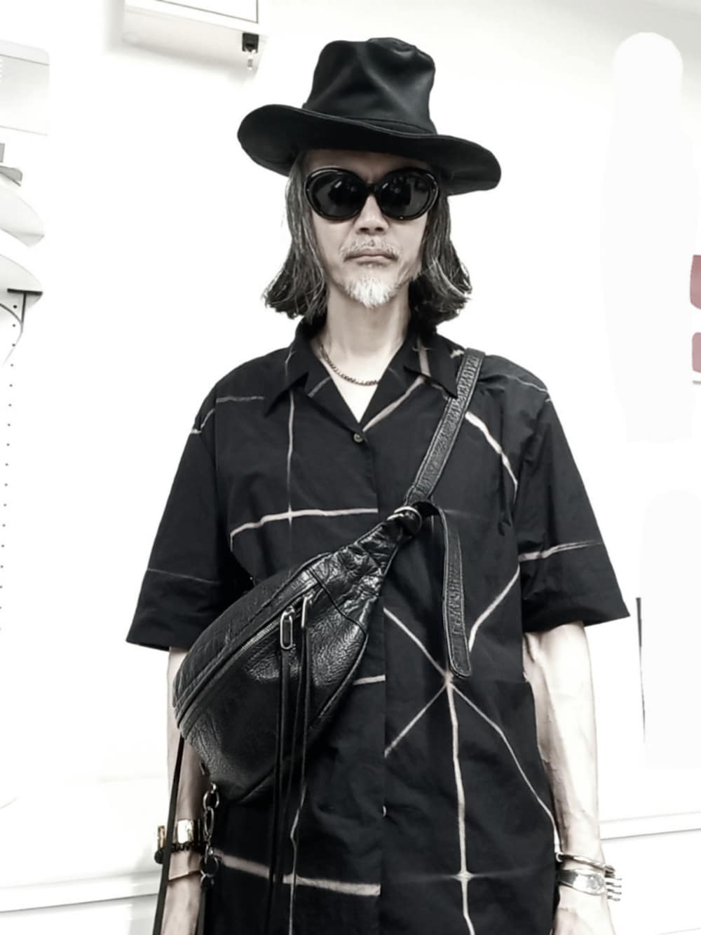 ブラック系のシャツ/ブラウス、グレー系のチノパンツ、ブラック系のドレスシューズを着用したメンズの夏コーディネートの4枚目の写真