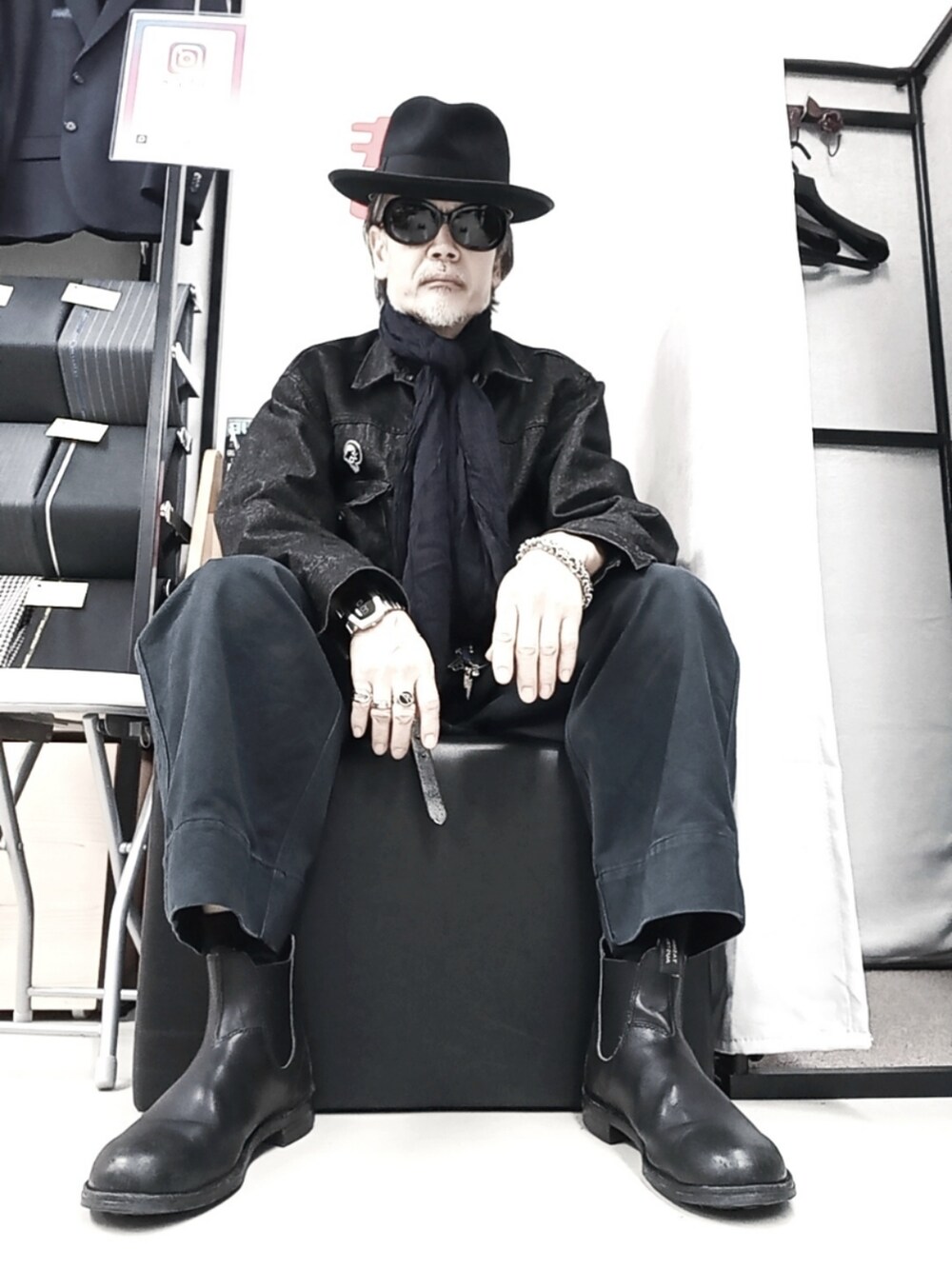 ブルー系のカーゴパンツ、ブラック系のデニムジャケット、ブラック系のブーツを着用したメンズの秋コーディネートの3枚目の写真