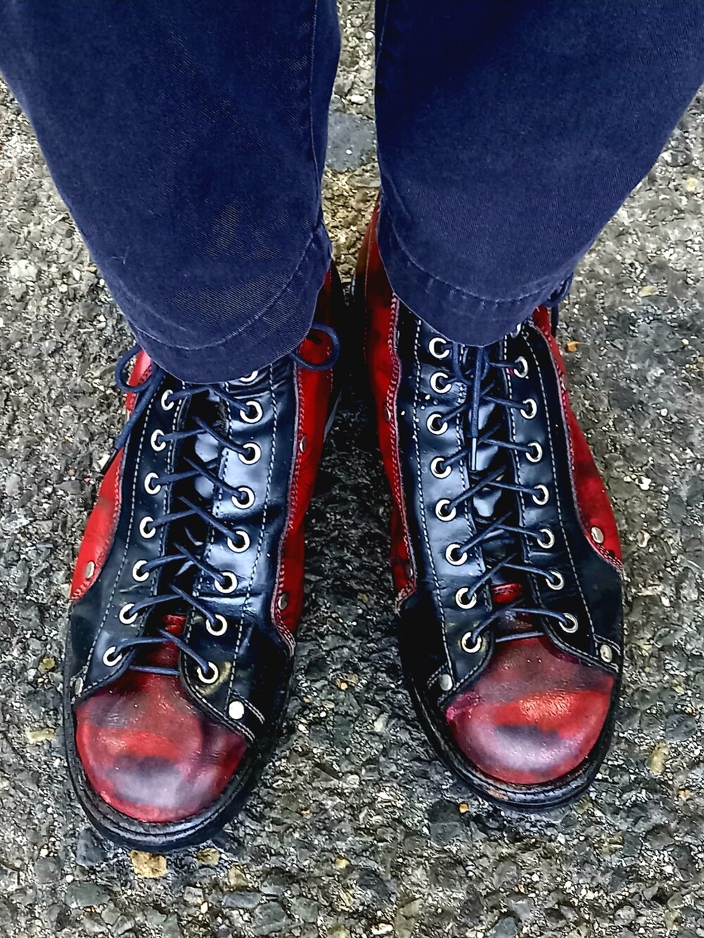 グレー系のチノパンツ、ブラック系のライダースジャケット、レッド系のブーツを着用したメンズの冬コーディネートの5枚目の写真