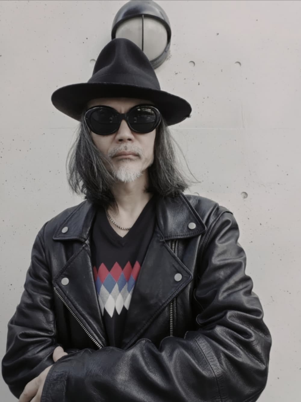 ブラック系のライダースジャケット、ブラック系のデニムパンツ、ブラック系のニット/セーターを着用したメンズの秋コーディネートの4枚目の写真