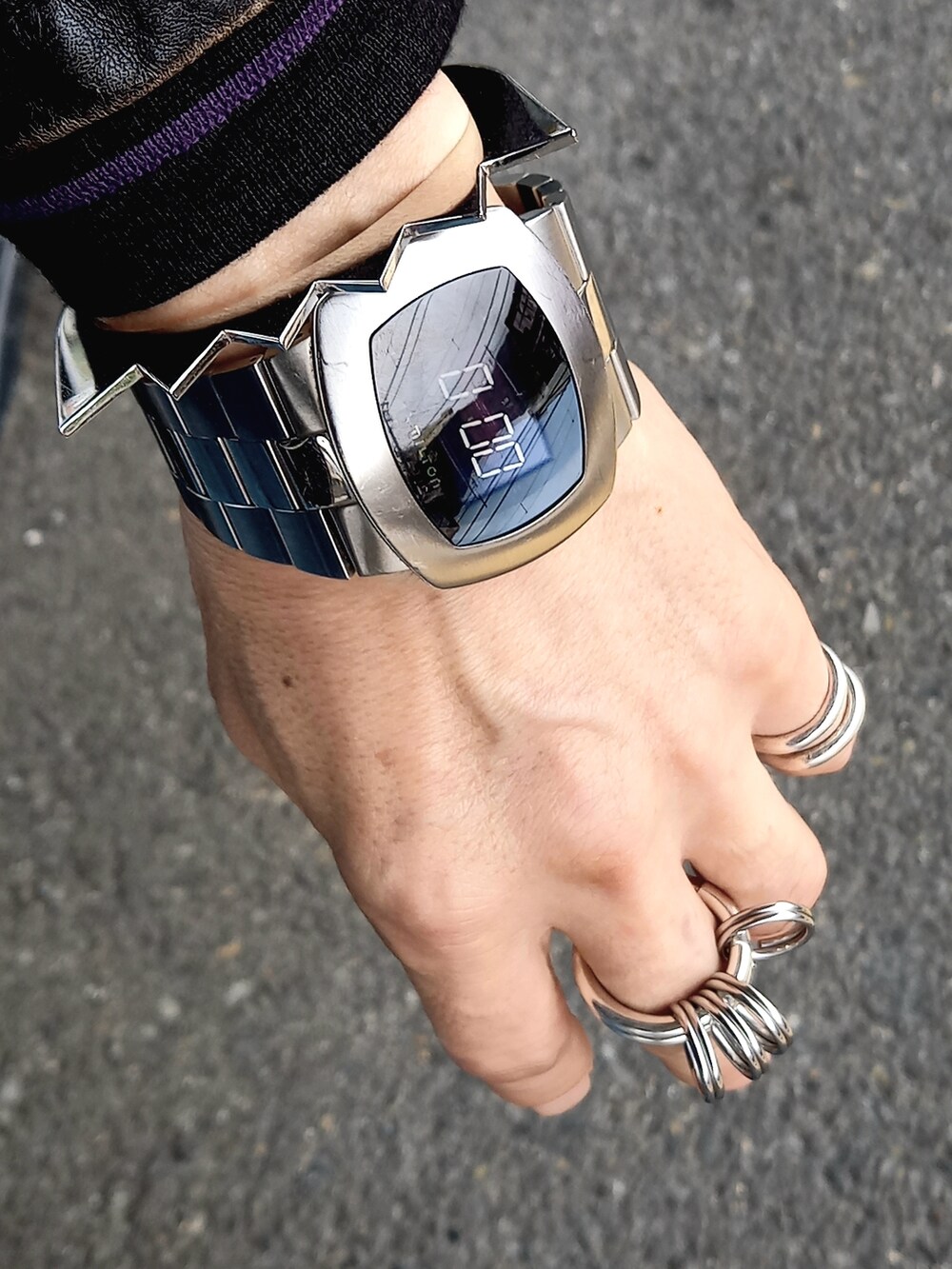 ブラック系のライダースジャケット、パープル系のニット/セーター、ブルー系のデニムパンツを着用したメンズの秋コーディネートの5枚目の写真
