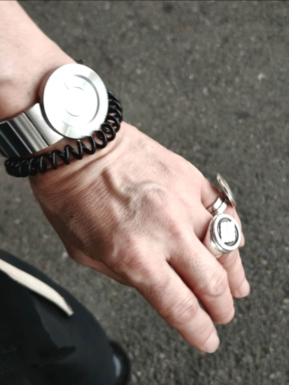 ブラック系のシャツ/ブラウス、ブラック系のカーゴパンツ、ブラック系のモカシン/デッキシューズを着用したメンズの夏コーディネートの3枚目の写真