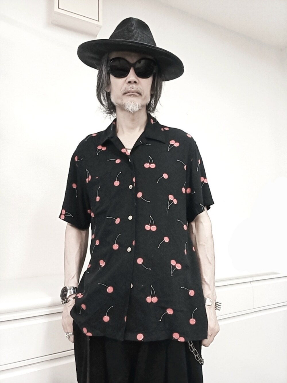 ブラック系のチノパンツ、ブラック系のシャツ/ブラウス、ブラック系のドレスシューズを着用したメンズの夏コーディネートの2枚目の写真