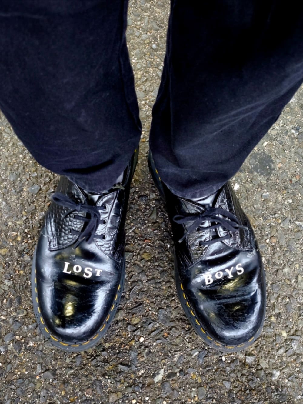 ブラック系のライダースジャケット、ブラック系のデニムパンツ、ブラック系のドレスシューズを着用したメンズの秋コーディネートの5枚目の写真