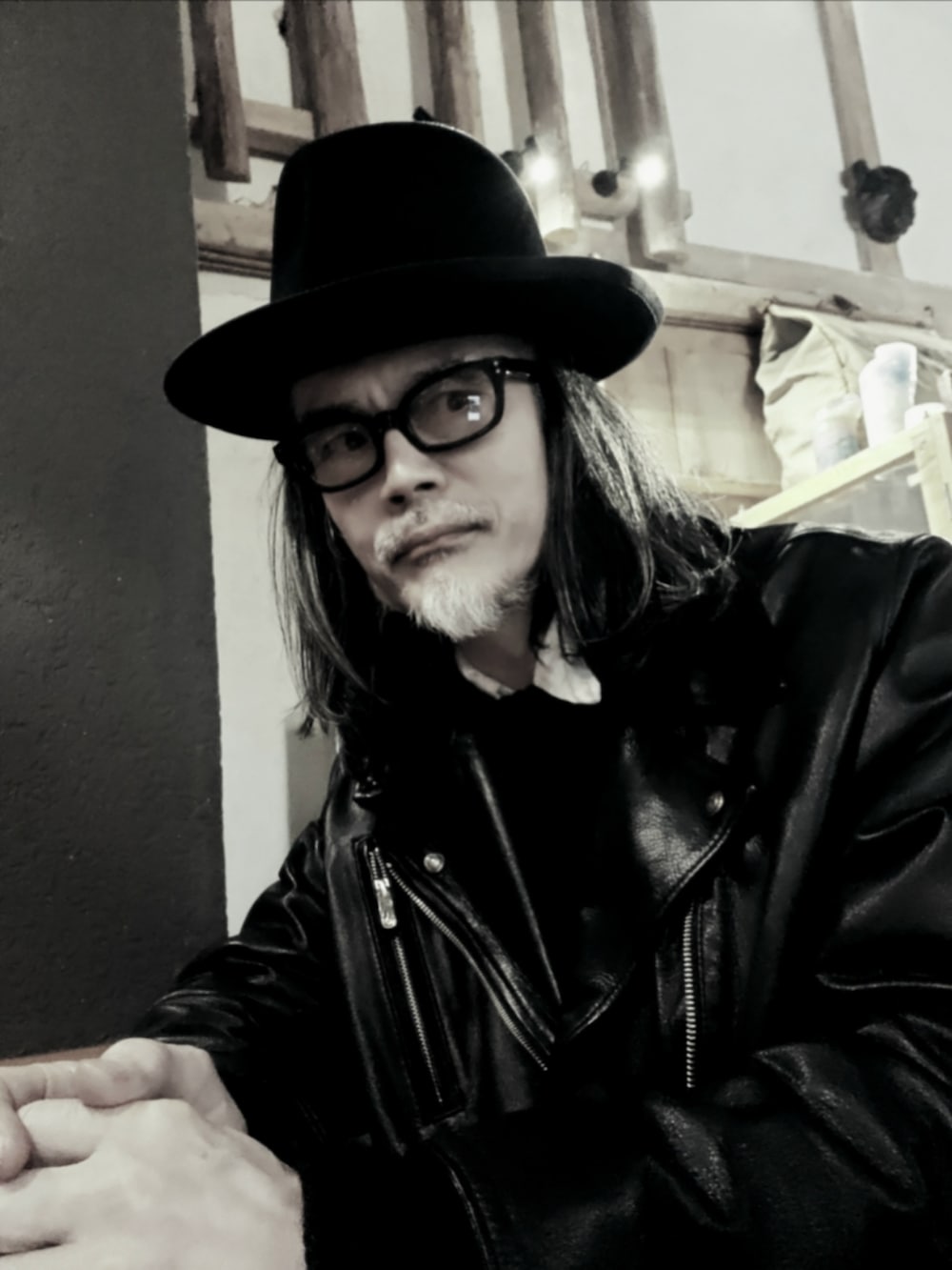 ブラック系のライダースジャケット、ブラック系のデニムパンツ、ブラック系のドレスシューズを着用したメンズの冬コーディネートの4枚目の写真