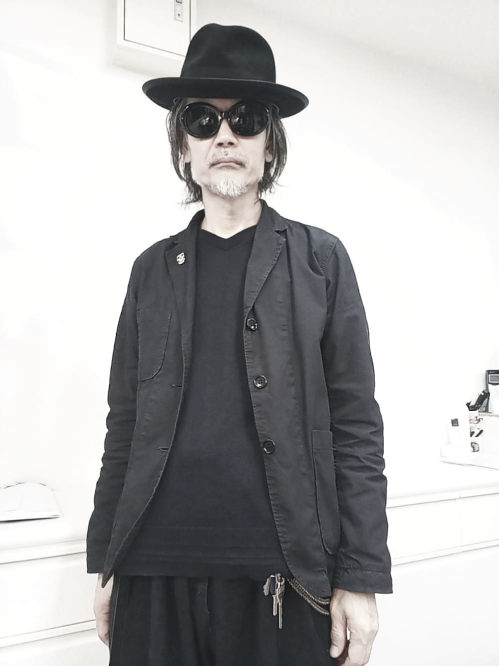 ブルー系のデニムパンツ、ブラック系のドレスシューズ、ブルー系のテーラードジャケットを着用したメンズの春コーディネートの2枚目の写真