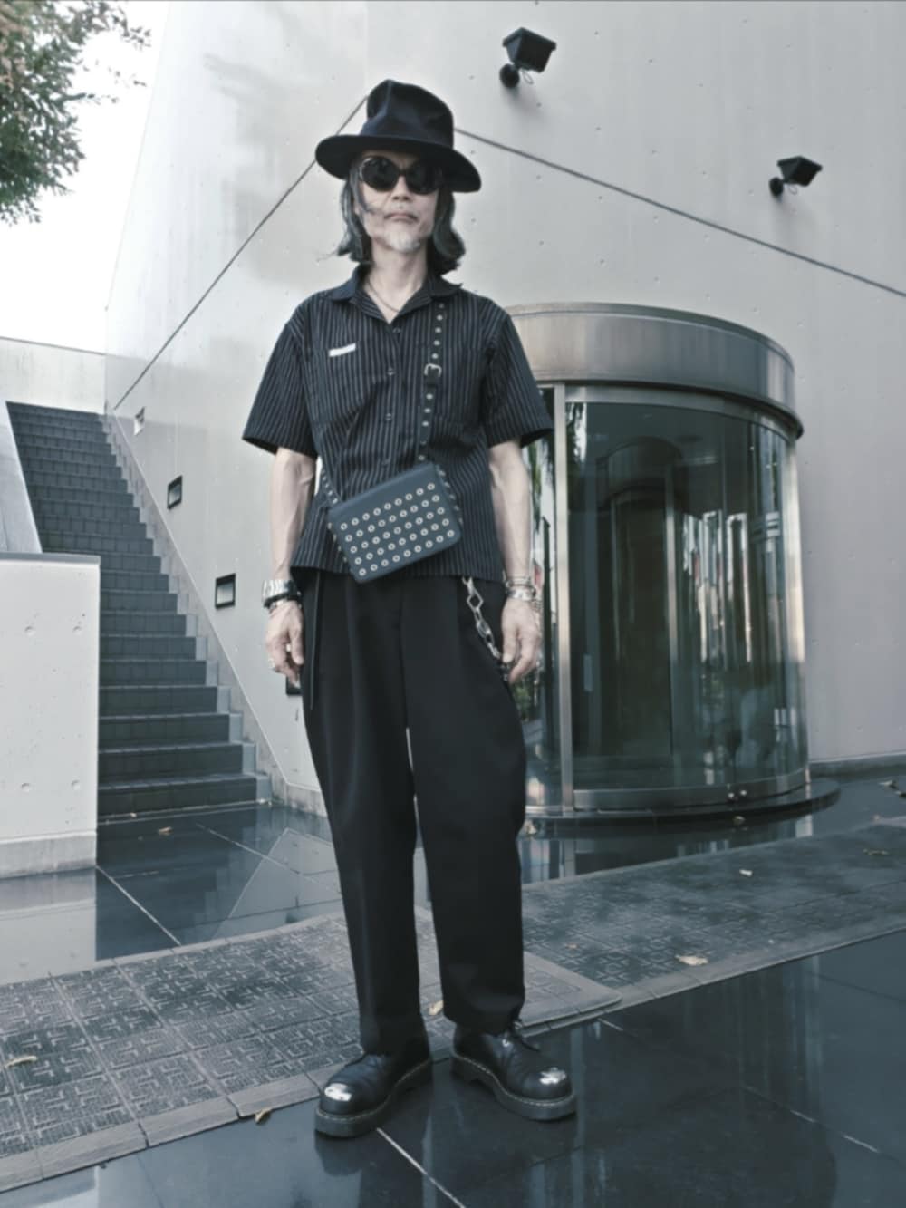 ブラック系のシャツ/ブラウス、ブラック系のスラックス、ブラック系のドレスシューズを着用したメンズの夏コーディネートの4枚目の写真