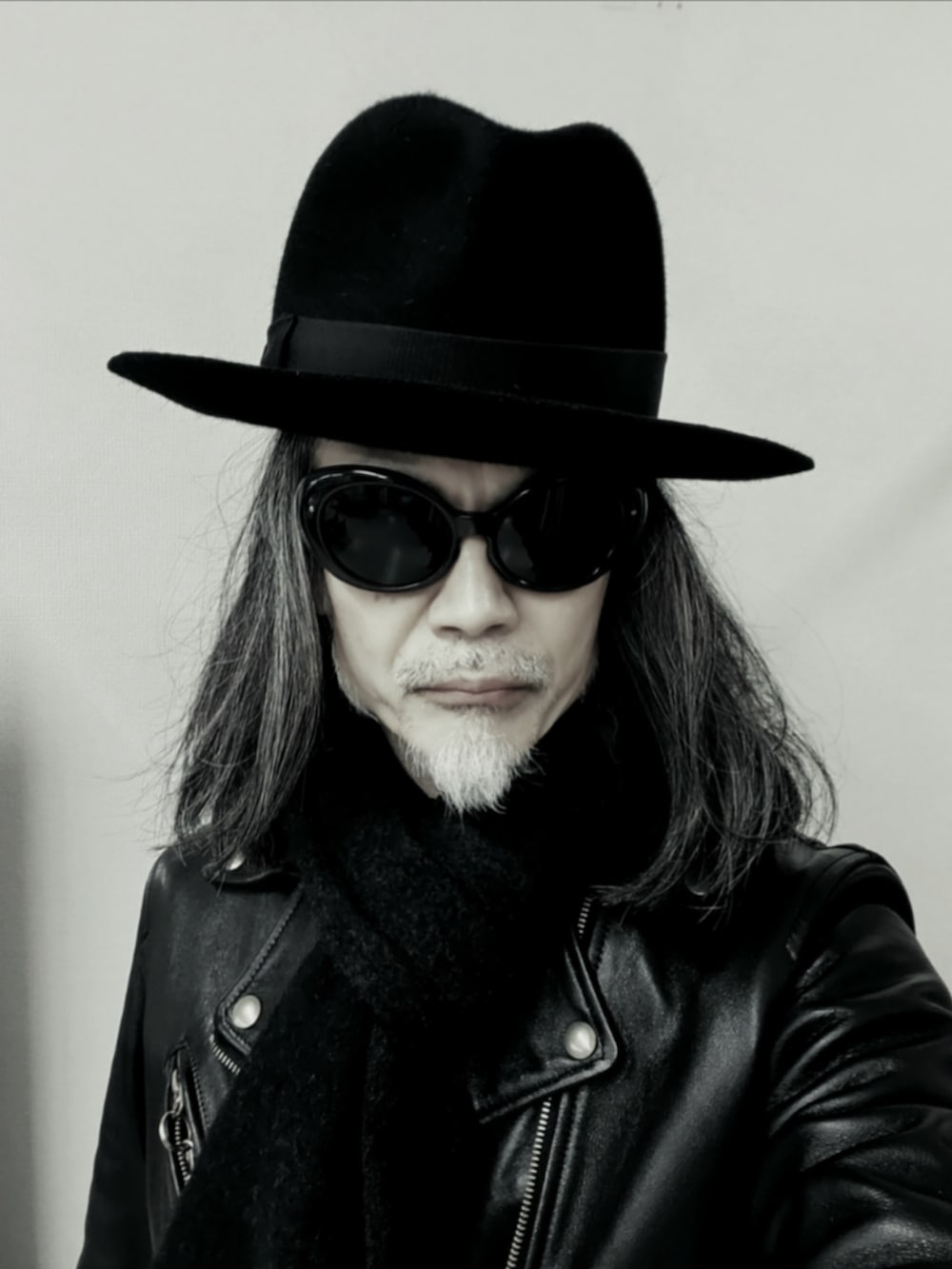 ブラック系のデニムパンツ、ブラック系のライダースジャケット、ブラック系のトートバッグを着用したメンズの冬コーディネートの4枚目の写真