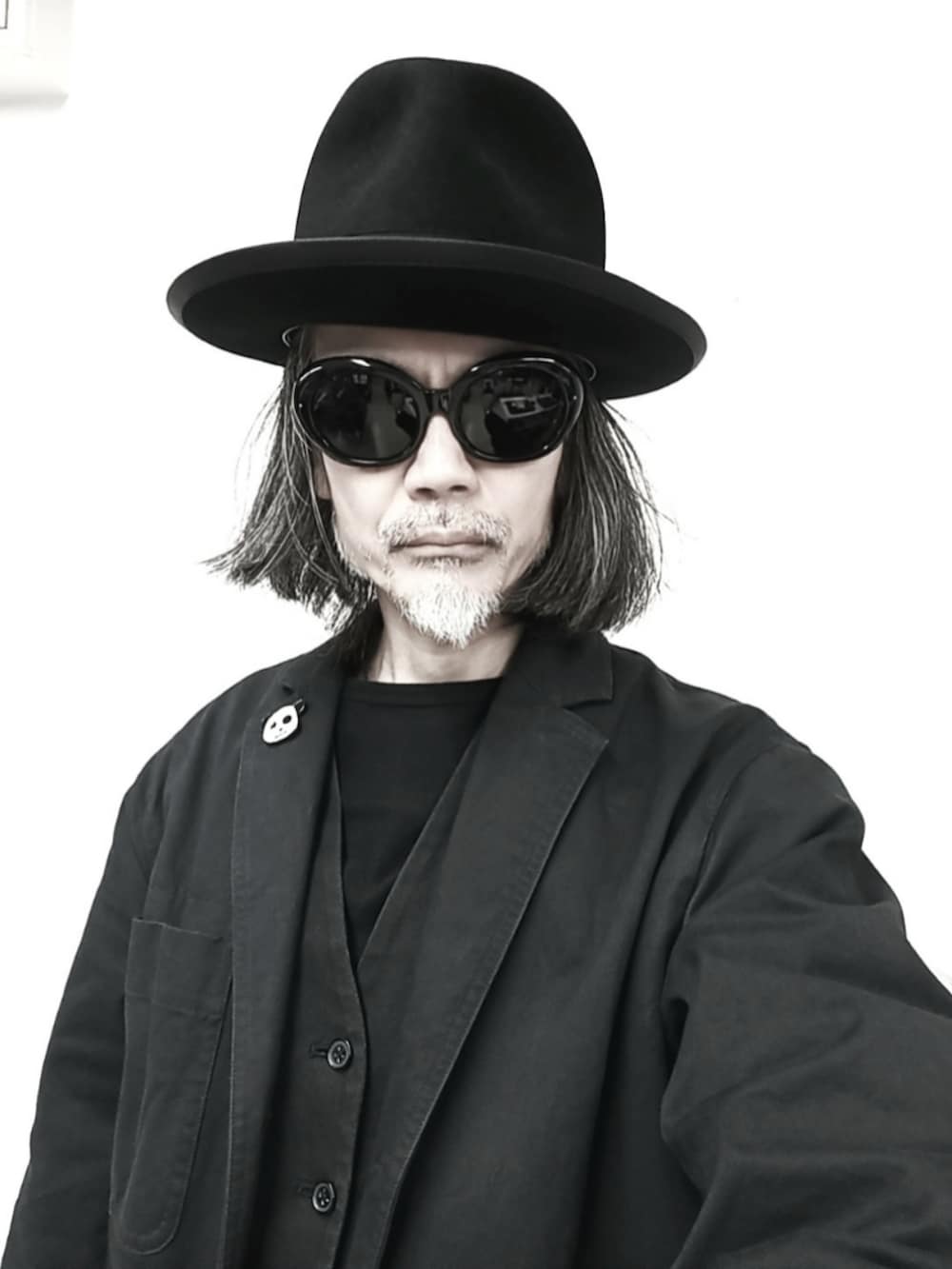 「ブラック、ジャケット、革靴、ハット、サングラス、ブラックデニム、古着、今日のコーデ」|「MHL.のセカストで約5,000円 MEN MHL. WASHED COMPACT COTTON JACKET (テーラードジャケット、ブラック系)」を使った、2440046さん(骨格ナチュラル・メンズ・172cm)の春コーディネートの4枚目の写真