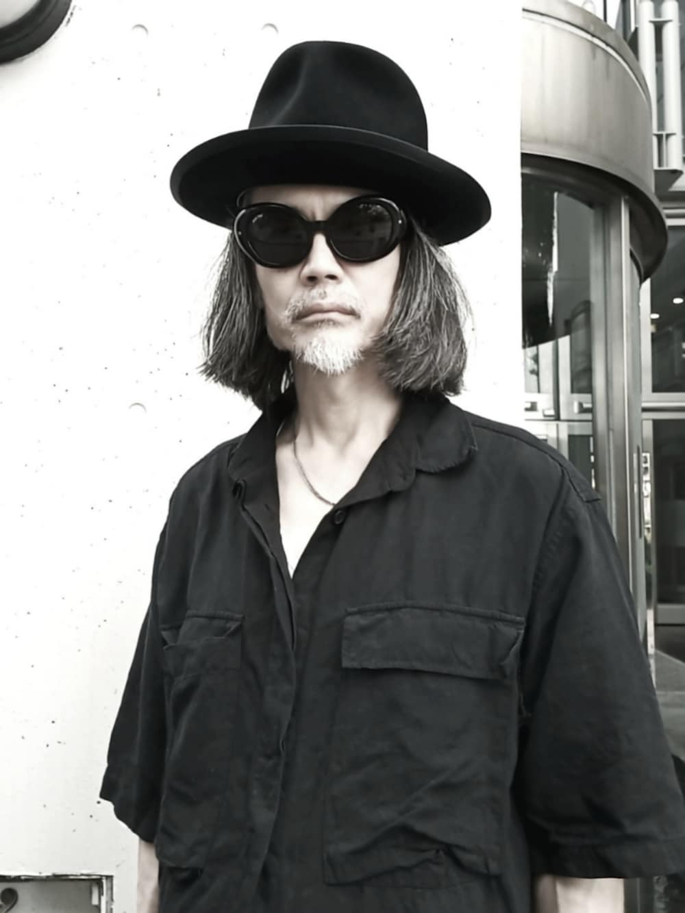 ブラック系のチノパンツ、ブラック系のシャツ/ブラウス、ブラック系のドレスシューズを着用したメンズの夏コーディネートの2枚目の写真