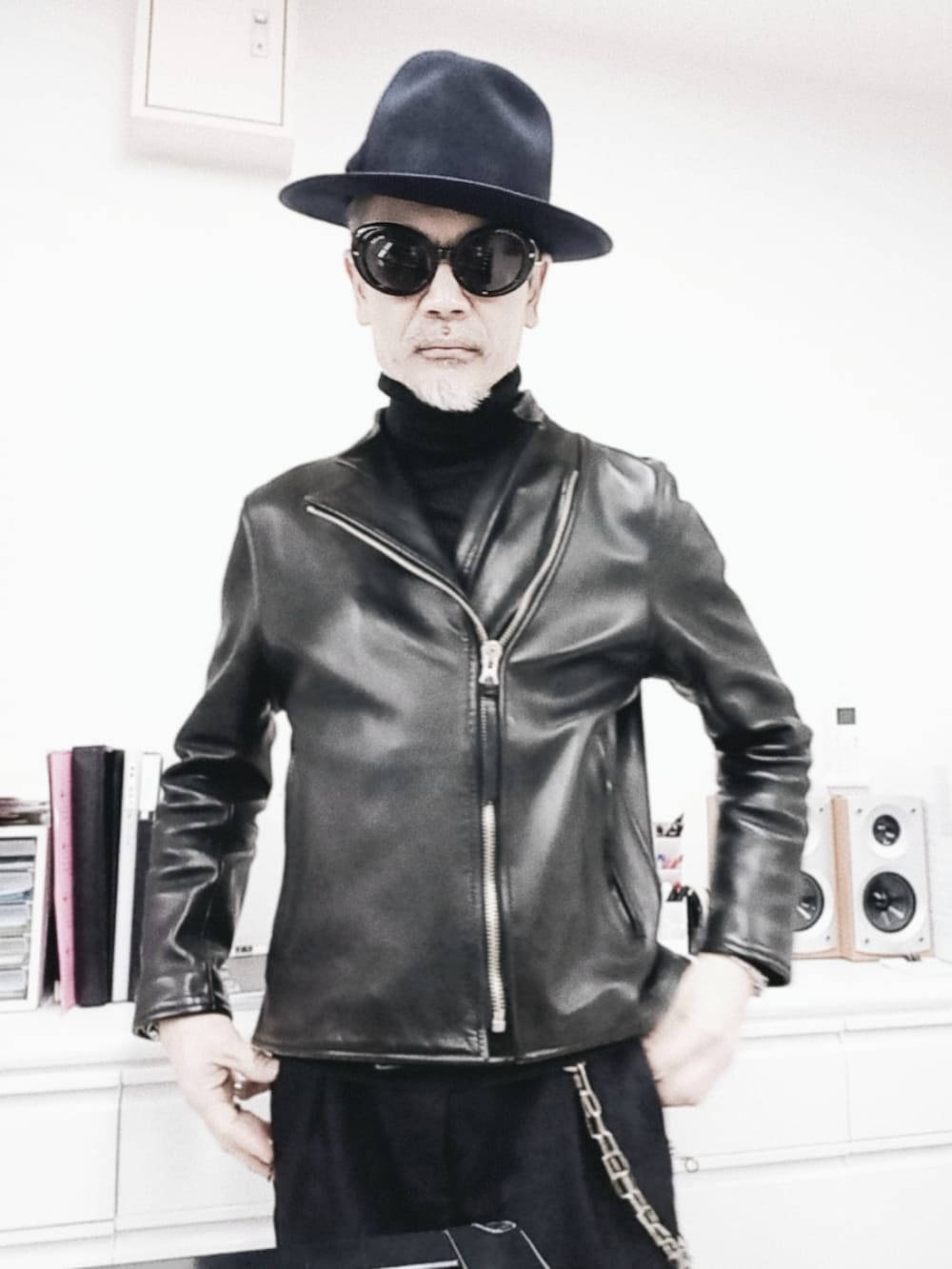 ブルー系のスラックス、ブラック系のライダースジャケット、ブラック系のブーツを着用したメンズの冬コーディネートの3枚目の写真