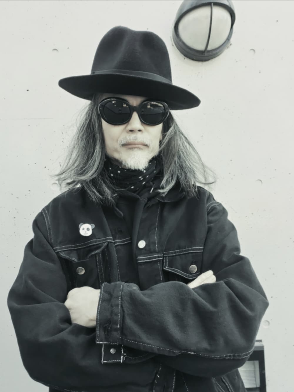 ブラック系のドレスシューズ、ブラック系のデニムパンツ、ブラック系のトートバッグを着用したメンズの春コーディネートの5枚目の写真