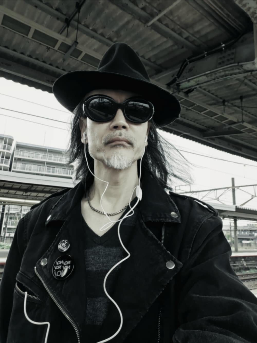 ブラック系のライダースジャケット、ブラック系のデニムパンツ、ブラック系のドレスシューズを着用したメンズの秋コーディネートの4枚目の写真