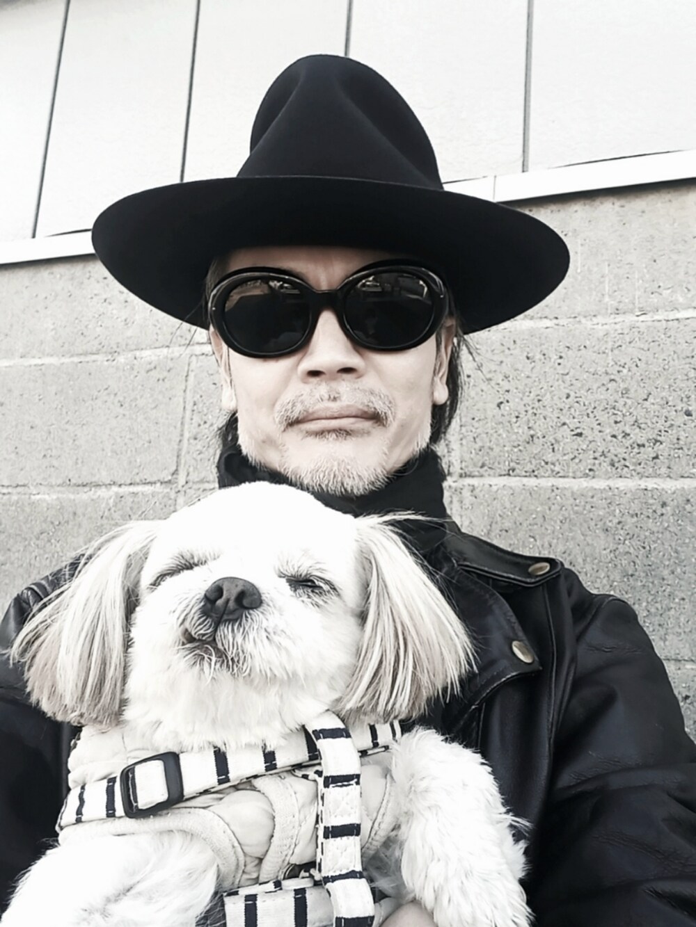 ブラック系のライダースジャケット、ブラック系のデニムパンツ、ブラック系のドレスシューズを着用したメンズの冬コーディネートの3枚目の写真