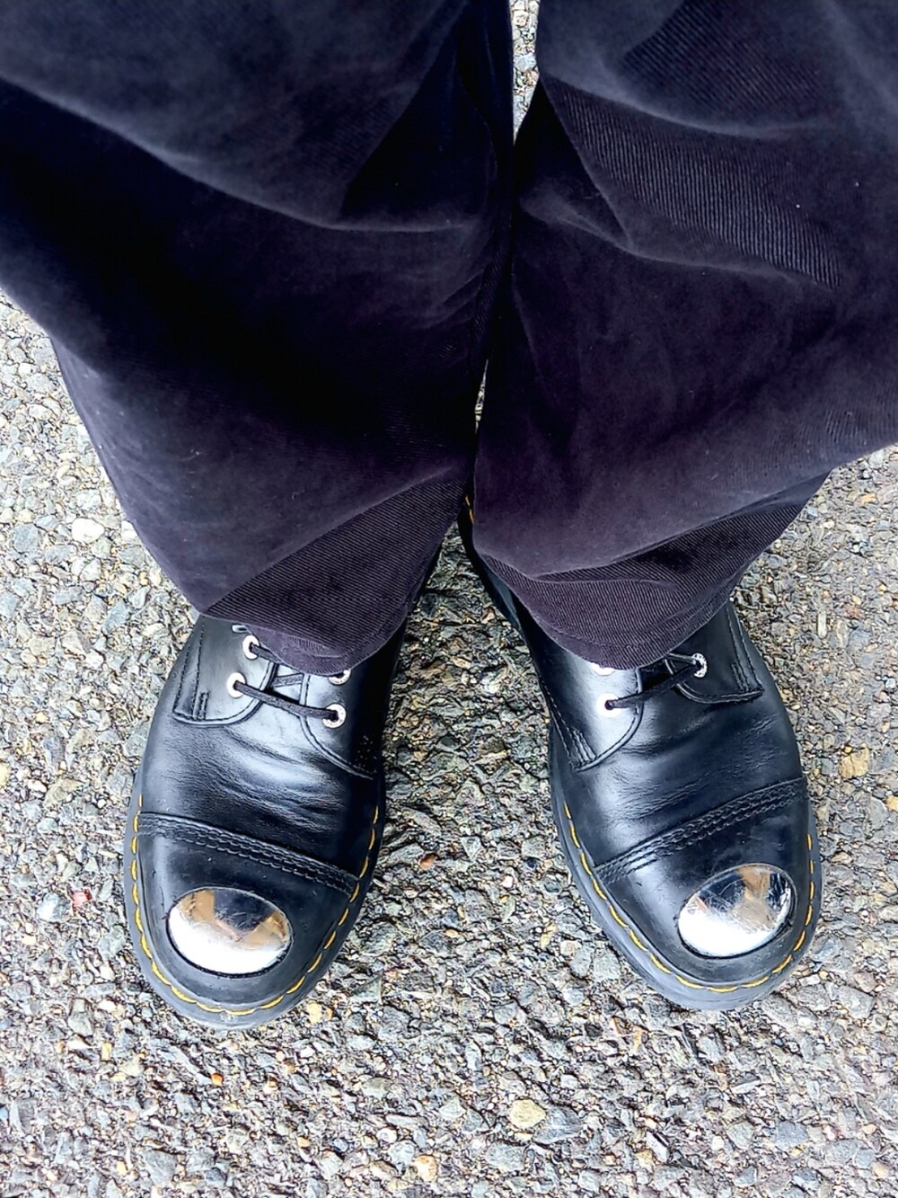 ブラック系のチノパンツ、ブラック系のシャツ/ブラウス、ブラック系のドレスシューズを着用したメンズの夏コーディネートの5枚目の写真