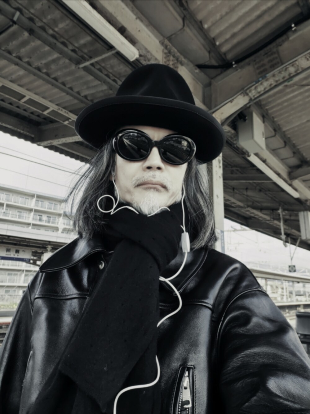 ブラック系のデニムパンツ、ブラック系のライダースジャケット、ブラック系のブーツを着用したメンズの冬コーディネートの4枚目の写真