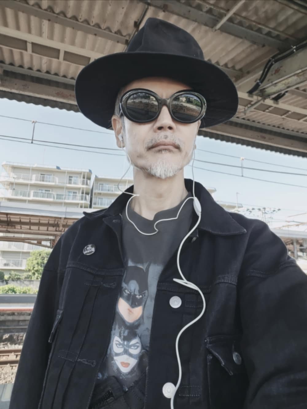 ブラック系のチノパンツ、グレー系のTシャツ/カットソー、ブラック系のデニムジャケットを着用したメンズの秋コーディネートの5枚目の写真