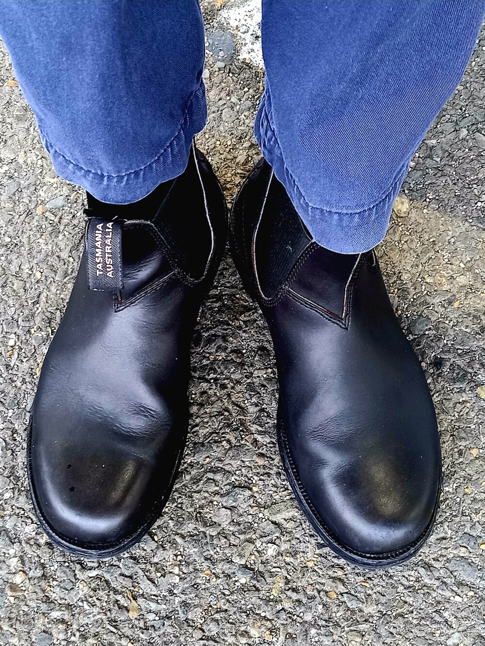 ブラック系のライダースジャケット、ブルー系のチノパンツ、ブラック系のブーツを着用したメンズの冬コーディネートの4枚目の写真