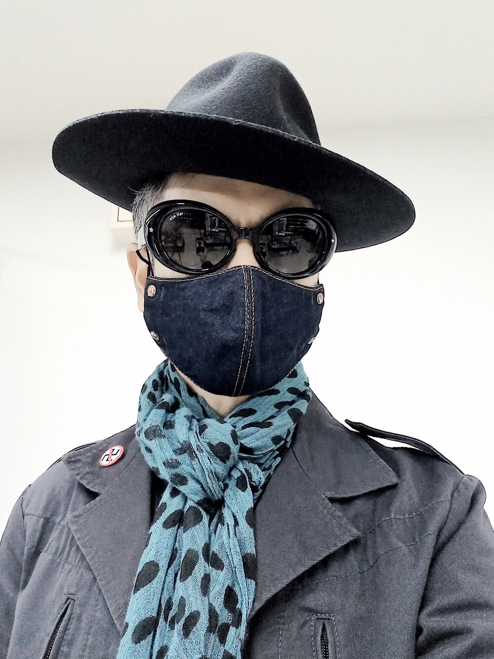 ブラック系のブーツ、ブラック系のチノパンツ、ブラック系のミリタリージャケットを着用したメンズの春コーディネートの3枚目の写真