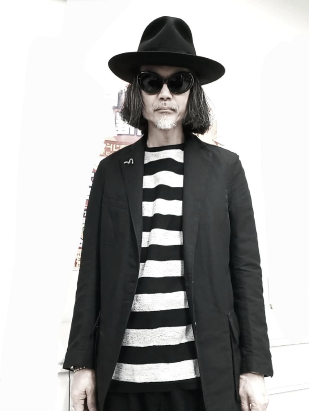 ブラック系のテーラードジャケット、ブラック系のスラックス、ブラック系のドレスシューズを着用したメンズの春コーディネートの2枚目の写真