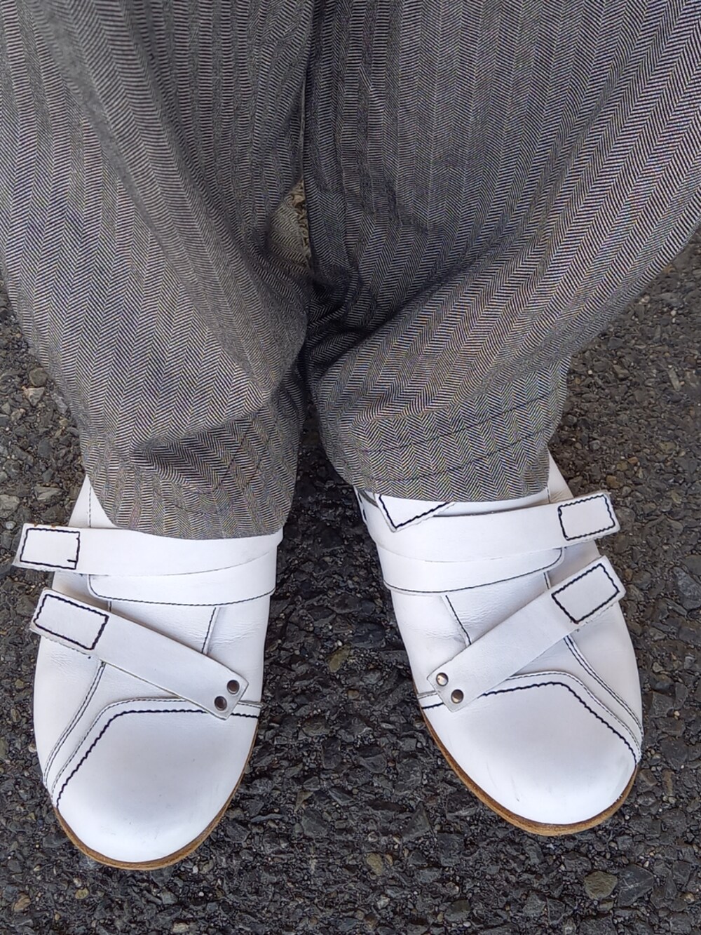 レッド系のシャツ/ブラウス、グレー系のチノパンツ、ホワイト系のその他シューズを着用したメンズの夏コーディネートの5枚目の写真