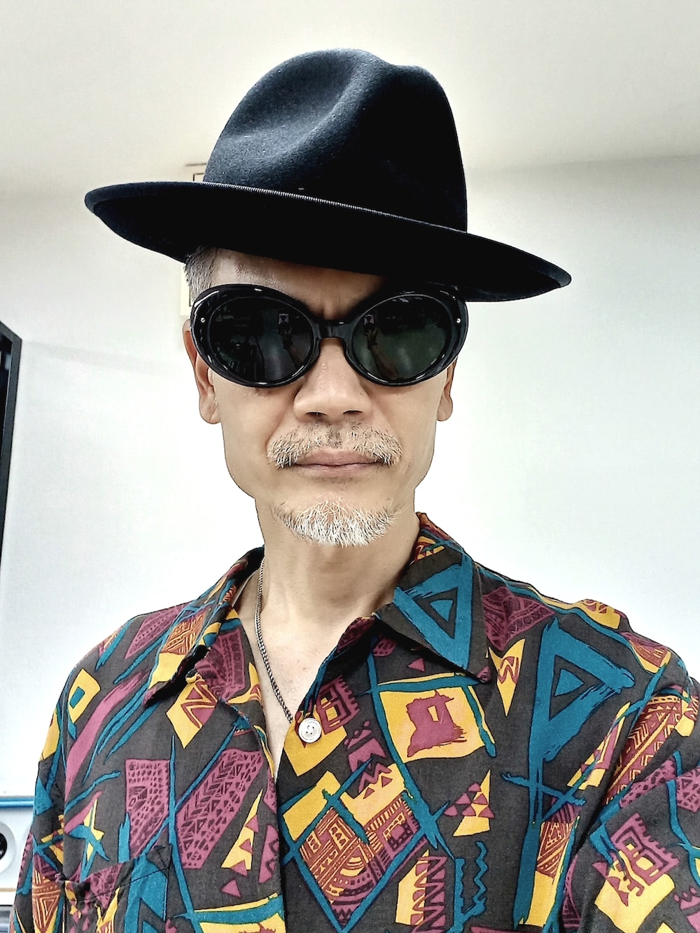 ブルー系のデニムパンツ、ブラウン系のシャツ/ブラウス、ブラック系のブーツを着用したメンズの夏コーディネートの4枚目の写真