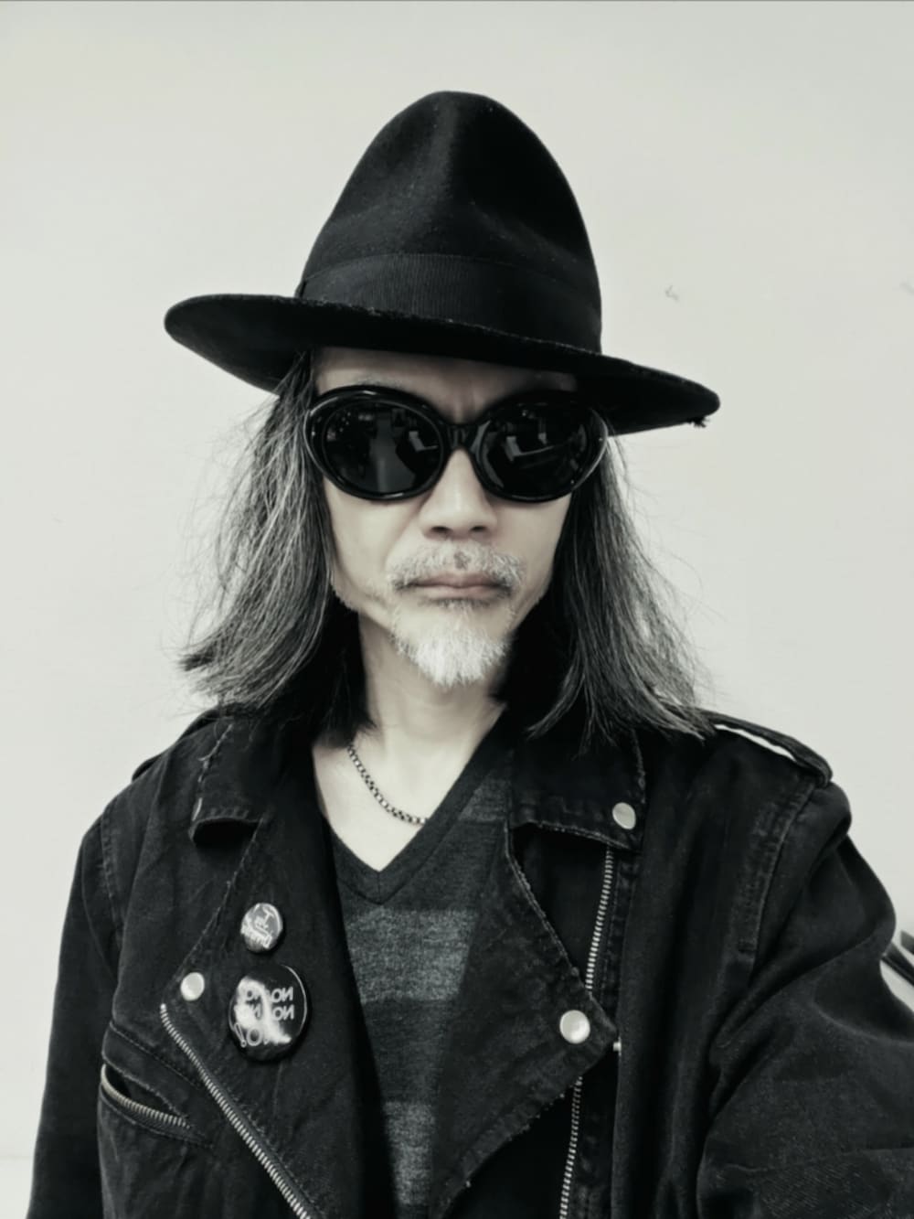 ブラック系のライダースジャケット、ブラック系のデニムパンツ、ブラック系のドレスシューズを着用したメンズの秋コーディネートの3枚目の写真