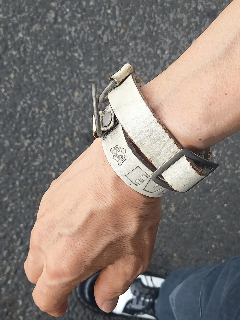 グレー系のその他パンツ、ブラック系のドレスシューズ、ブルー系のニット/セーターを着用したメンズの夏コーディネートの3枚目の写真