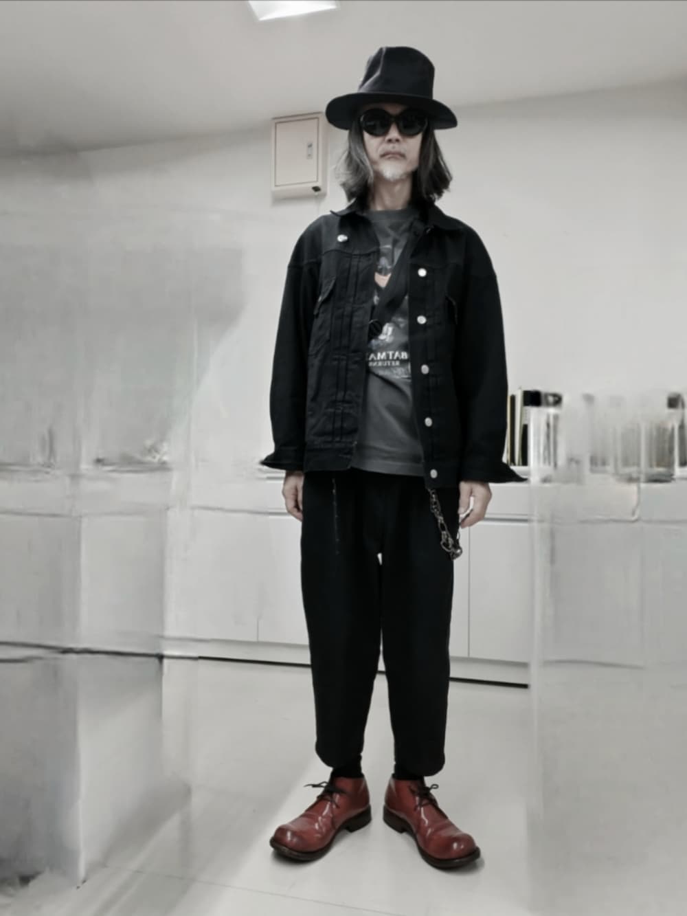 ブラック系のチノパンツ、グレー系のTシャツ/カットソー、ブラック系のデニムジャケットを着用したメンズの秋コーディネートの2枚目の写真