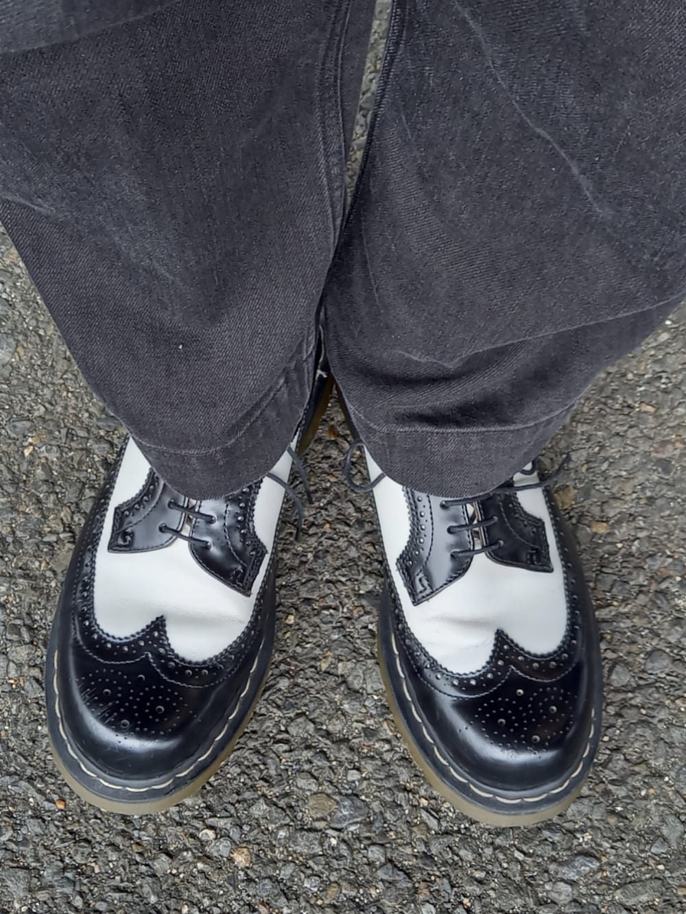 ブラック系のチノパンツ、ブラック系のシャツ/ブラウス、ブラック系のドレスシューズを着用したメンズの夏コーディネートの4枚目の写真