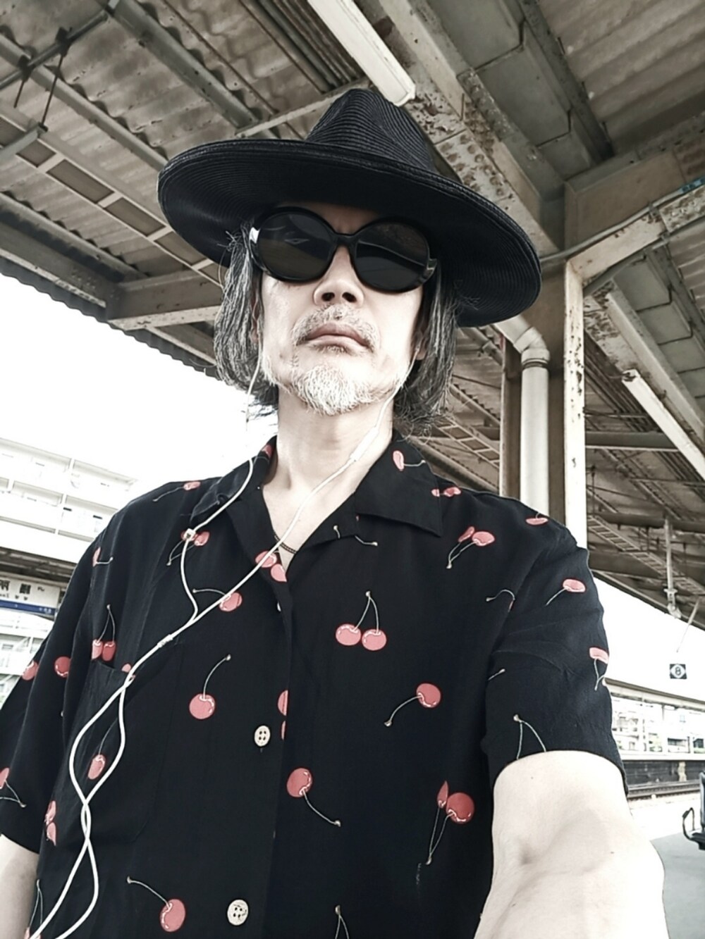 ブラック系のチノパンツ、ブラック系のシャツ/ブラウス、ブラック系のドレスシューズを着用したメンズの夏コーディネートの4枚目の写真