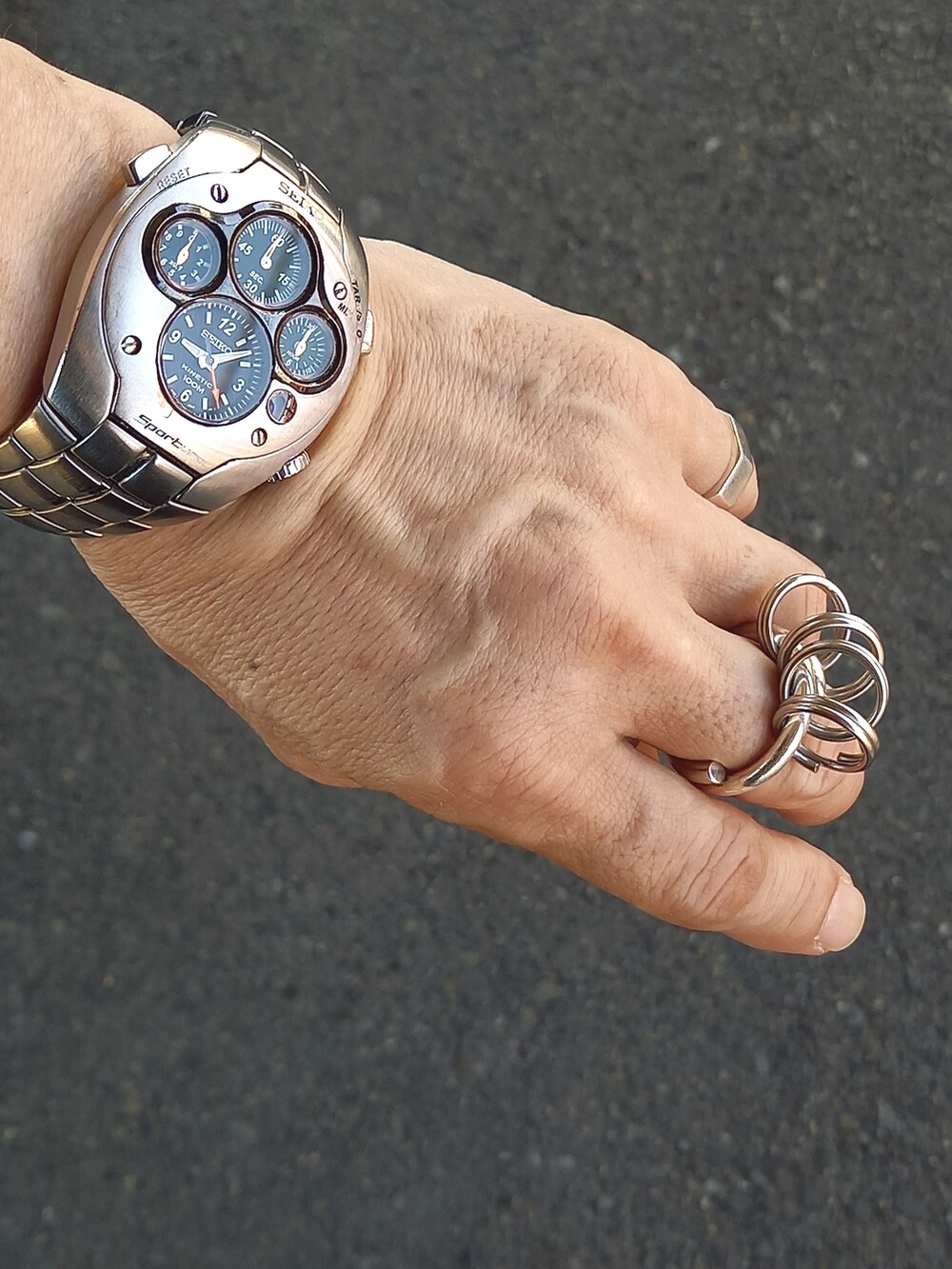 グリーン系のシャツ/ブラウス、グリーン系のスニーカー、ブラック系のデニムパンツを着用したメンズの夏コーディネートの4枚目の写真