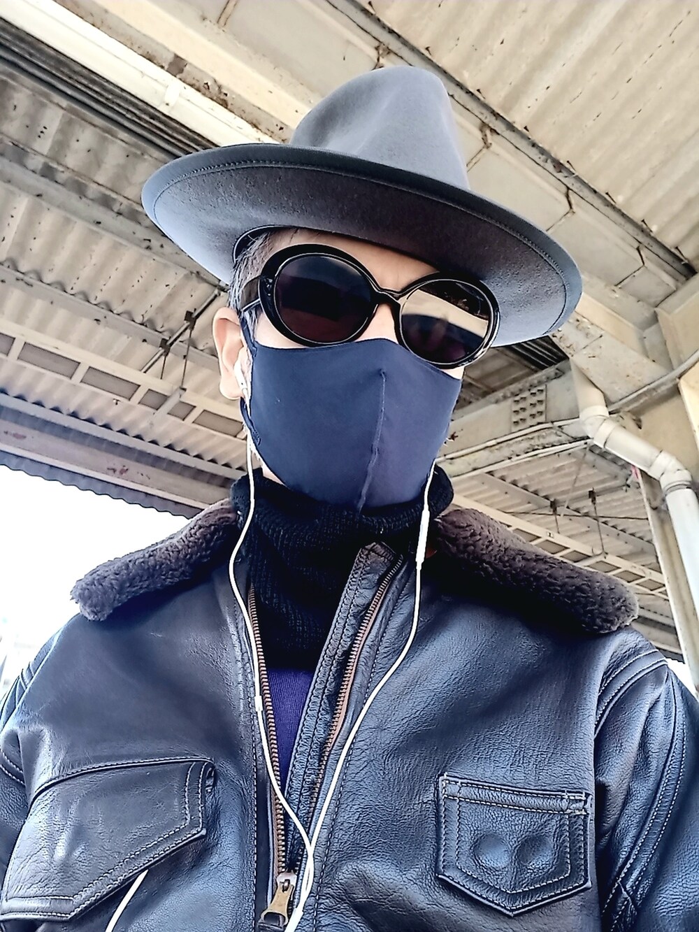 ブラウン系のミリタリージャケット、ブルー系のデニムパンツ、グレー系のブーツを着用したメンズの秋コーディネートの5枚目の写真