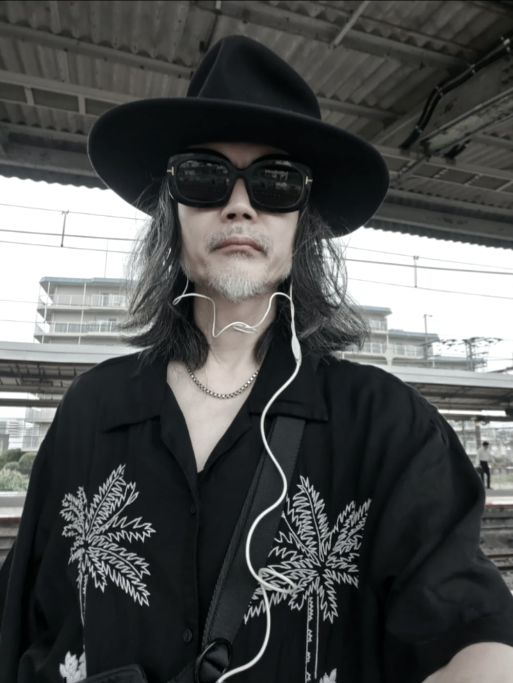 ブラック系のシャツ/ブラウス、ブラック系のカーゴパンツ、ブラック系のモカシン/デッキシューズを着用したメンズの夏コーディネートの5枚目の写真